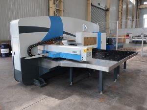 menggunakan cnc turret punch press